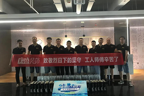 致烈日下的堅(jiān)守丨桐鄉(xiāng)分公司組織工地送清涼活動